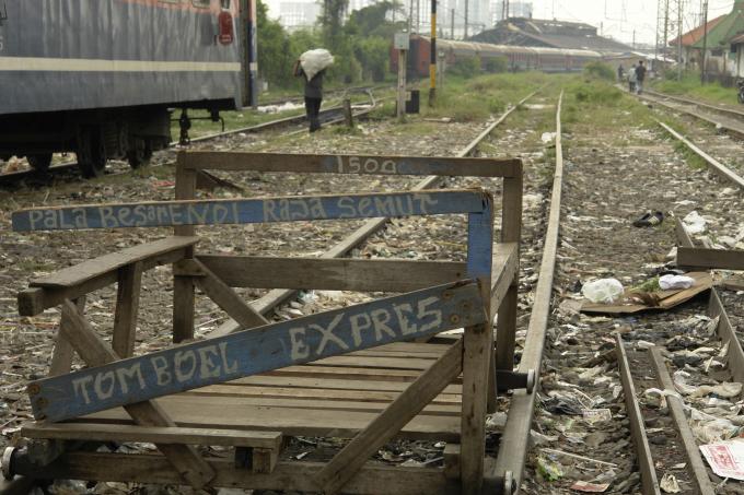 image Transportándose por las vías en el barrio de Mangadua, Yakarta, Indonesia