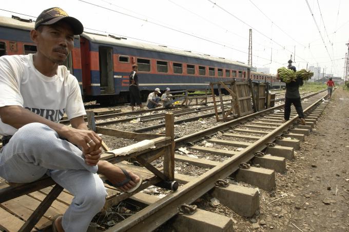 image Transportándose por las vías en el barrio de Mangadua, Yakarta, Indonesia