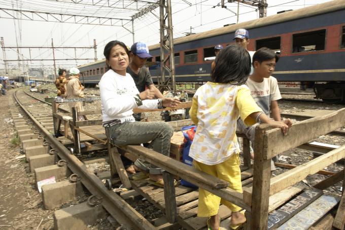 image Transportándose por las vías en el barrio de Mangadua, Yakarta, Indonesia