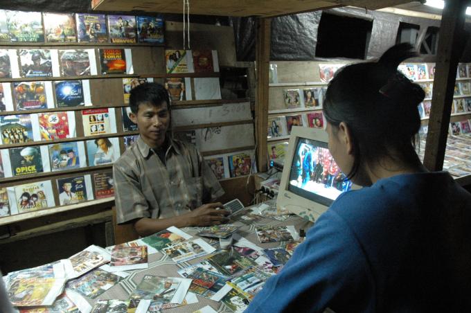 image Venta de dvds en el barrio de Mangadua, Yakarta, Indonesia
