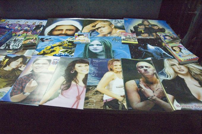 image Venta de carteles en el barrio de Mangadua, Yakarta, Indonesia