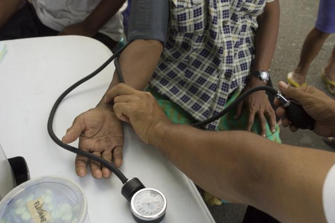 image Atención médica entre las estaciones de Senen y Kota en Yakarta, Indonesia