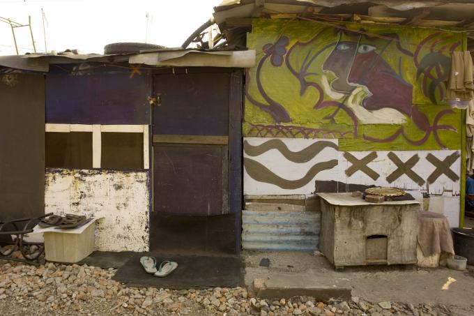 image Chabola decorada entre las estaciones de Senen y Kota, Yakarta, Indonesia