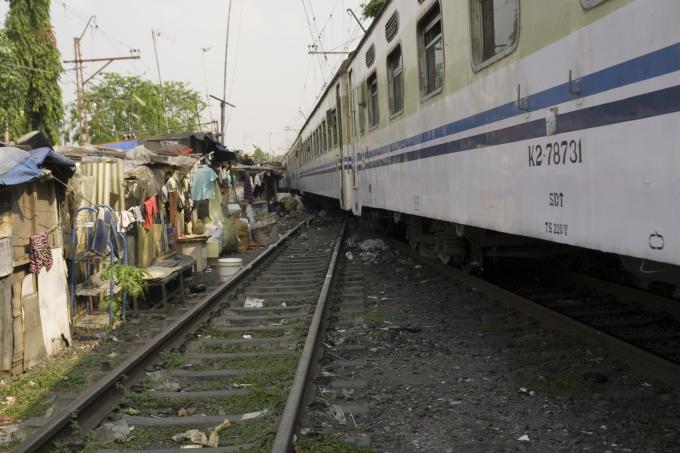 image Tren pasando junto a chabolas entre las estaciones de Senen y Kota en Yakarta, Indonesia