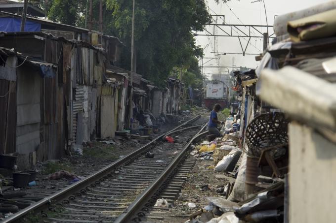 image Tren pasando junto a chabolas entre las estaciones de Senen y Kota en Yakarta, Indonesia