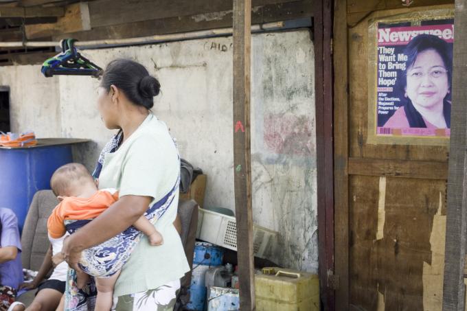 image Esperando atención médica entre las estaciones de Senen y Kota en Yakarta, Indonesia