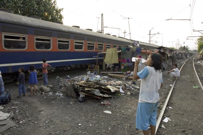 image Vías y tren entre las estaciones de Senen y Kota en Yakarta, Indonesia