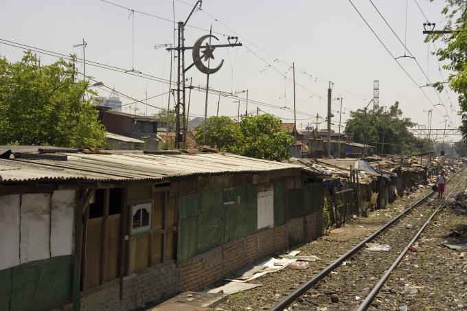image Vías de tren entre las estaciones de Senen y Kota en Yakarta, Indonesia
