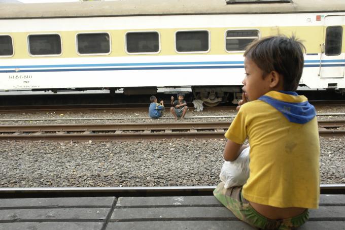image Niños junto a un tren, Yakarta, Indonesia