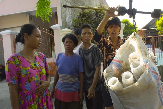 image Pesando plásticos reciclados, Yakarta, Indonesia