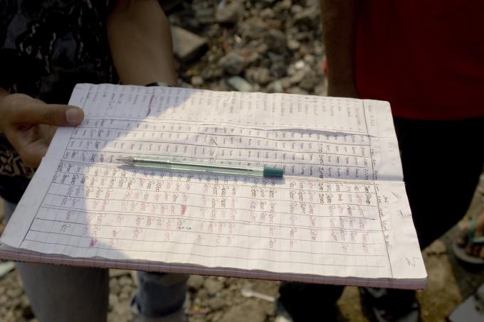 image Recaudando el agua de las chabolas, Yakarta, Indonesia