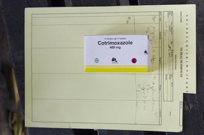 image Reparto de medicamentos entre las estaciones de Senen y Kota, Yakarta, Indonesia