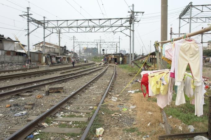 image Entre las estaciones de Senen y Kota, Yakarta, Indonesia