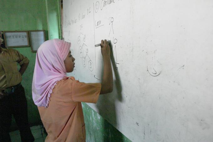 image Resolviendo problemas en la escuela musulmana de Pasar Ikan, Yakarta, Indonesia