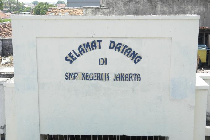 image Mensaje de bienvenida a la escuela pública de Jatinegara, Yakarta, Indonesia