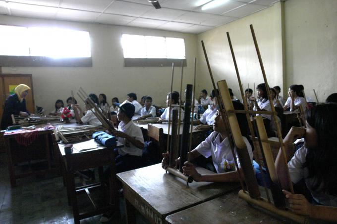image Clase de música en la escula pública de Jatinegara, Yakarta, Indonesia