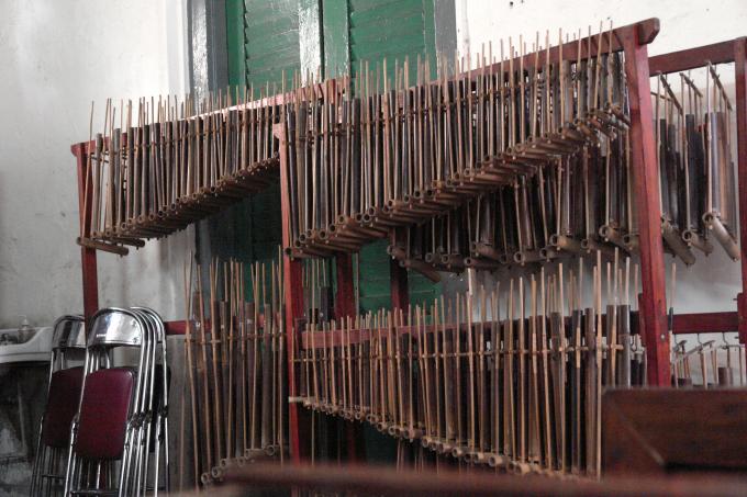 image Angklungs guardados, escuela pública de Jatinegara en Yakarta, Indonesia