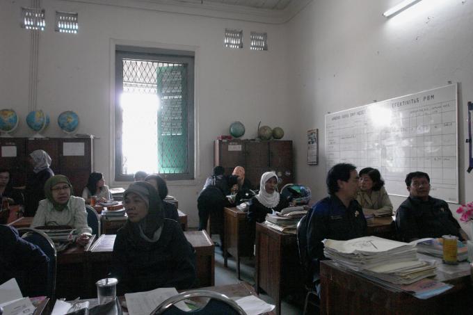 image Sala de profesores de la escuela pública de Jatinegara, Yakarta, Indonesia