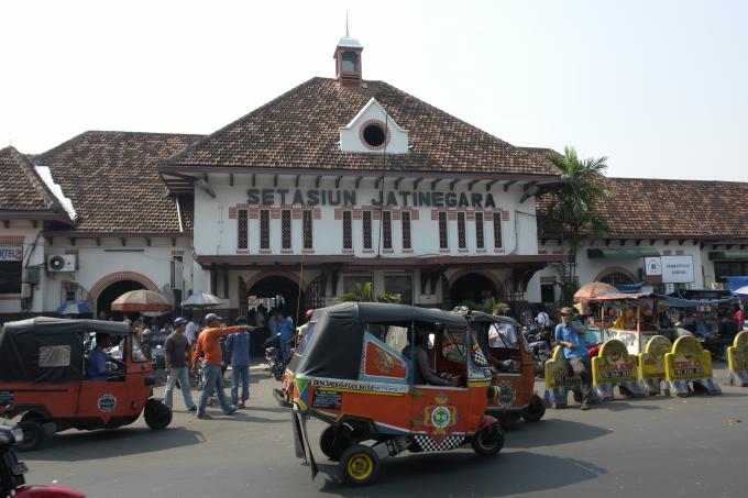 image Estación de Jatinegara, Yakarta, Indonesia