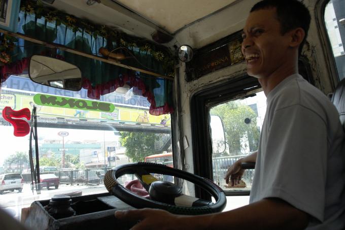 image Conductor de autobús público en Yakarta, Indonesia