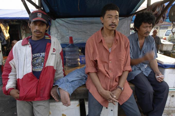 image Descansando en el puerto de Muara Angke, Yakarta, Indonesia