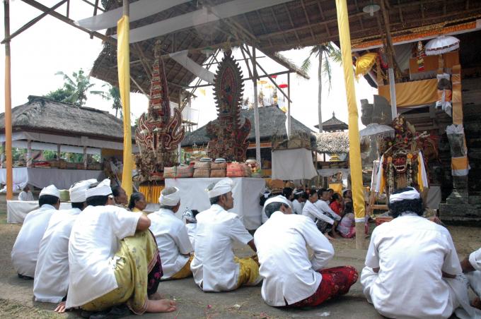 image Hombres ataviados para la cermonia funeraria hindú, Bali, Indonesia
