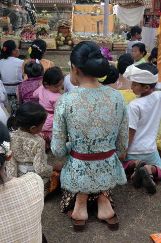 image Mujeres y ofrendas para la cermonia funeraria hindú, Bali, Indonesia