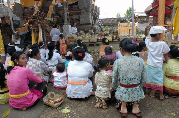 image Mujeres y ofrendas para la cermonia funeraria hindú, Bali, Indonesia