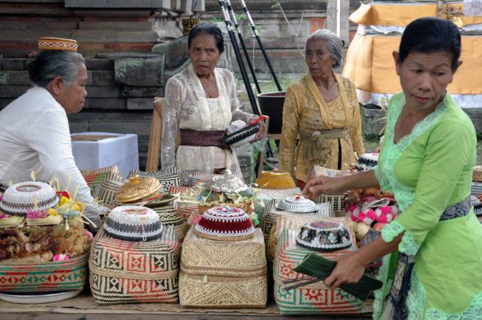 image Mujeres y ofrendas para la cermonia funeraria hindú, Bali, Indonesia