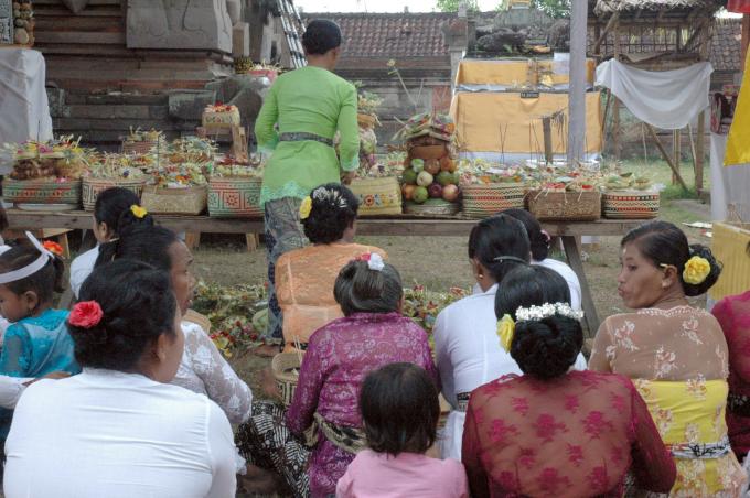 image Mujeres y ofrendas para la cermonia funeraria hindú, Bali, Indonesia