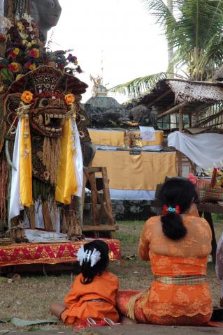 image Madre e hija ataviadas para la cermonia funeraria hindú, Bali, Indonesia