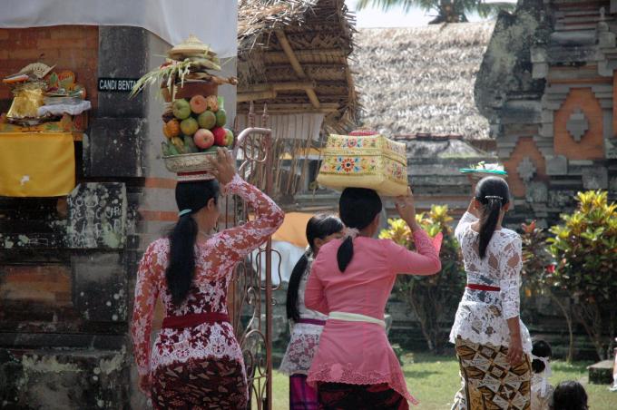 image Ofrenda de comida para la cermonia funeraria hindú, Bali, Indonesia