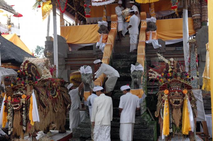 image Subida de ofrendas al templo para la ceremonia funeraria, Bali, Indonesia