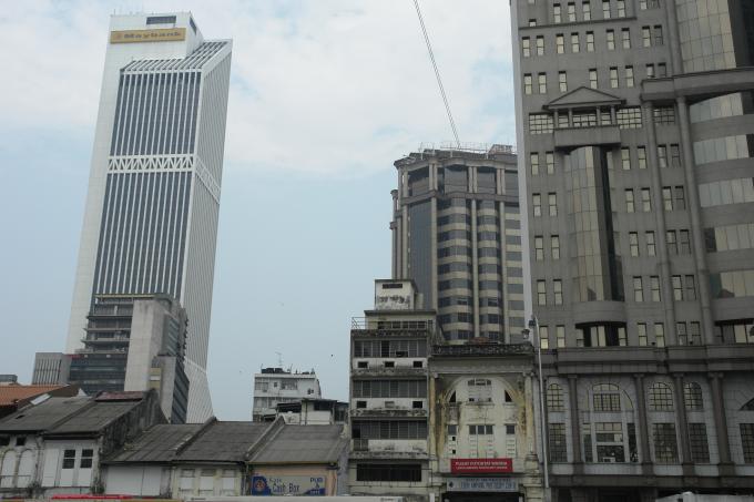 image Contraste entre lo moderno y antiguo, Kuala Lumpur, Malasia