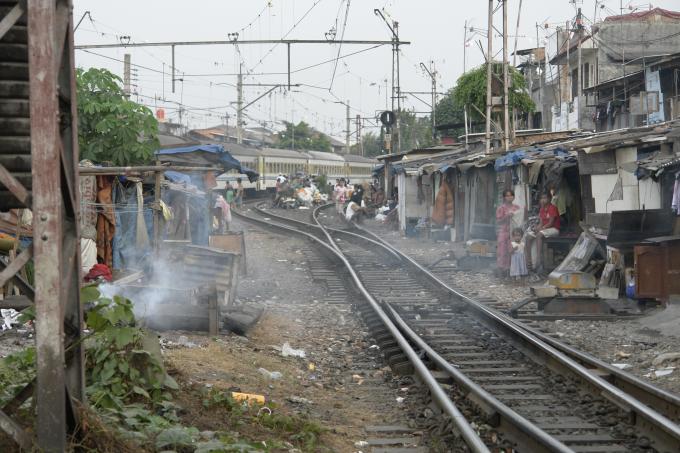 image Chabolas junto a las vías del tren, Indonesia