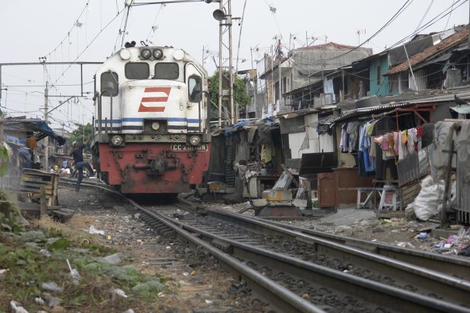 image Chabolas junto a las vías del tren, Indonesia