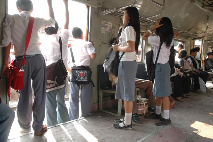 image Estudiantes en el vagón, Indonesia