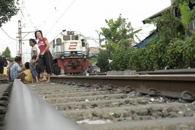 image Jugando en las vías, Indonesia