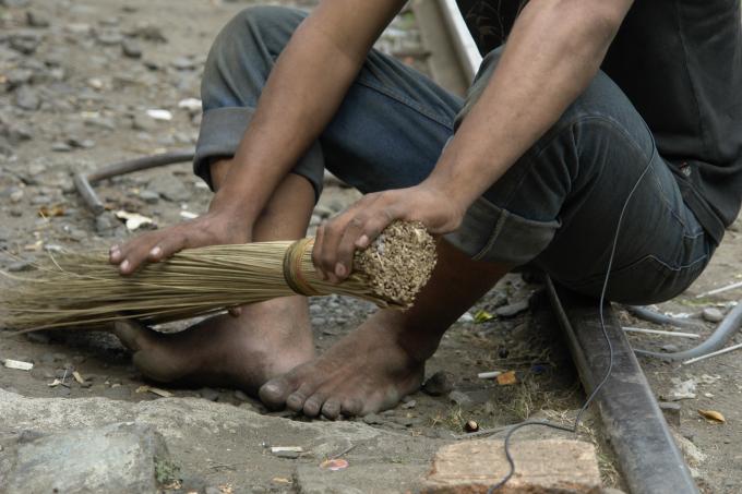 image Limpiando los vagones, Indonesia