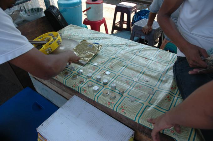 image Músicos contando el dinero recaudado, Indonesia