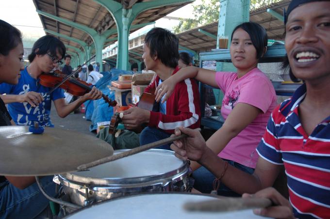 image Músicos tocando en la estación, Indonesia