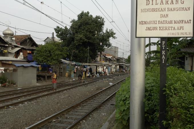 image Letrero informando de que está prohibido construir en las vías, Indonesia