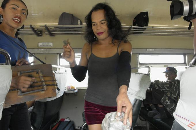 image Travestidos en el tren, Indonesia