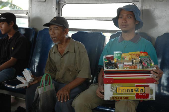 image Vendedores de pañuelos y caramelos, Indonesia