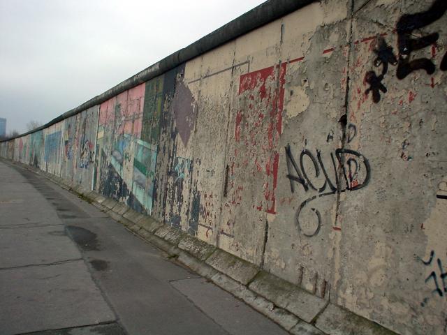 image Grafiti en el muro de Berlín