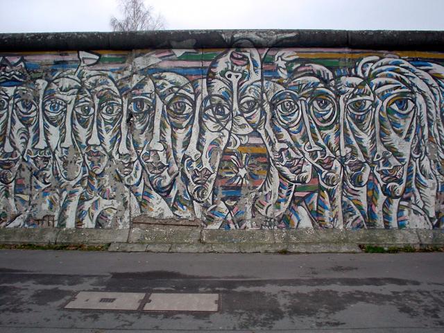 image Grafiti en el muro de Berlín