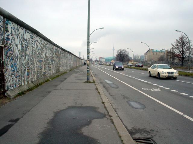 image Grafiti en el muro de Berlín