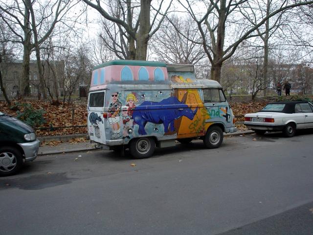 image Grafiti sobre una camioneta en Berlín