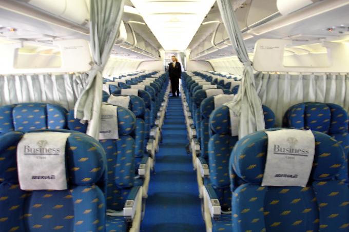 image Interior de avión con personal de vuelo, Madrid