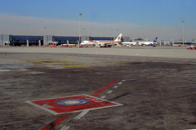image Aviones en la pista del aeropuerto de Barajas, Madrid
